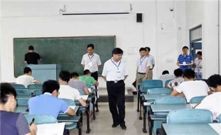 在校生报考广东教师资格证是在学校里面考吗？